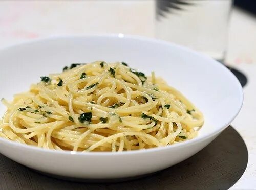 Макароны с чесноком рецепт с фото Hot and Naked Sauce: Angel Hair Pasta 2 1/2 tablespoons extra virgin olive oil 3