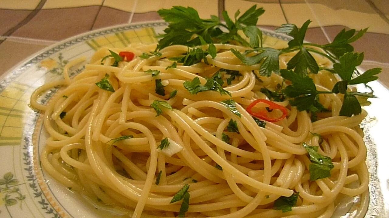 Макароны с чесноком рецепт с фото Спагетти с Чесноком, Маслом и Перцем Чили Spaghetti Aglio, Olio e Peperoncino - 