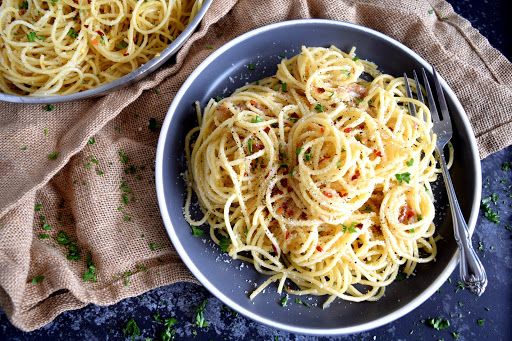 Макароны с чесноком рецепт с фото Easy Spicy Roasted Garlic Spaghetti Recipe Yummly Recipe Garlic spaghetti, Spicy