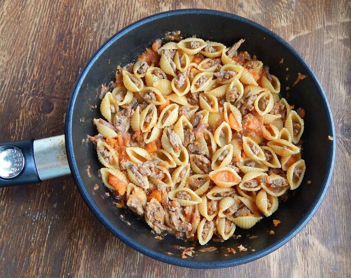 Макароны с фаршем на сковороде фото Ракушки фаршированные фаршем на сковороде рецепт с фото пошагово - 1000.menu