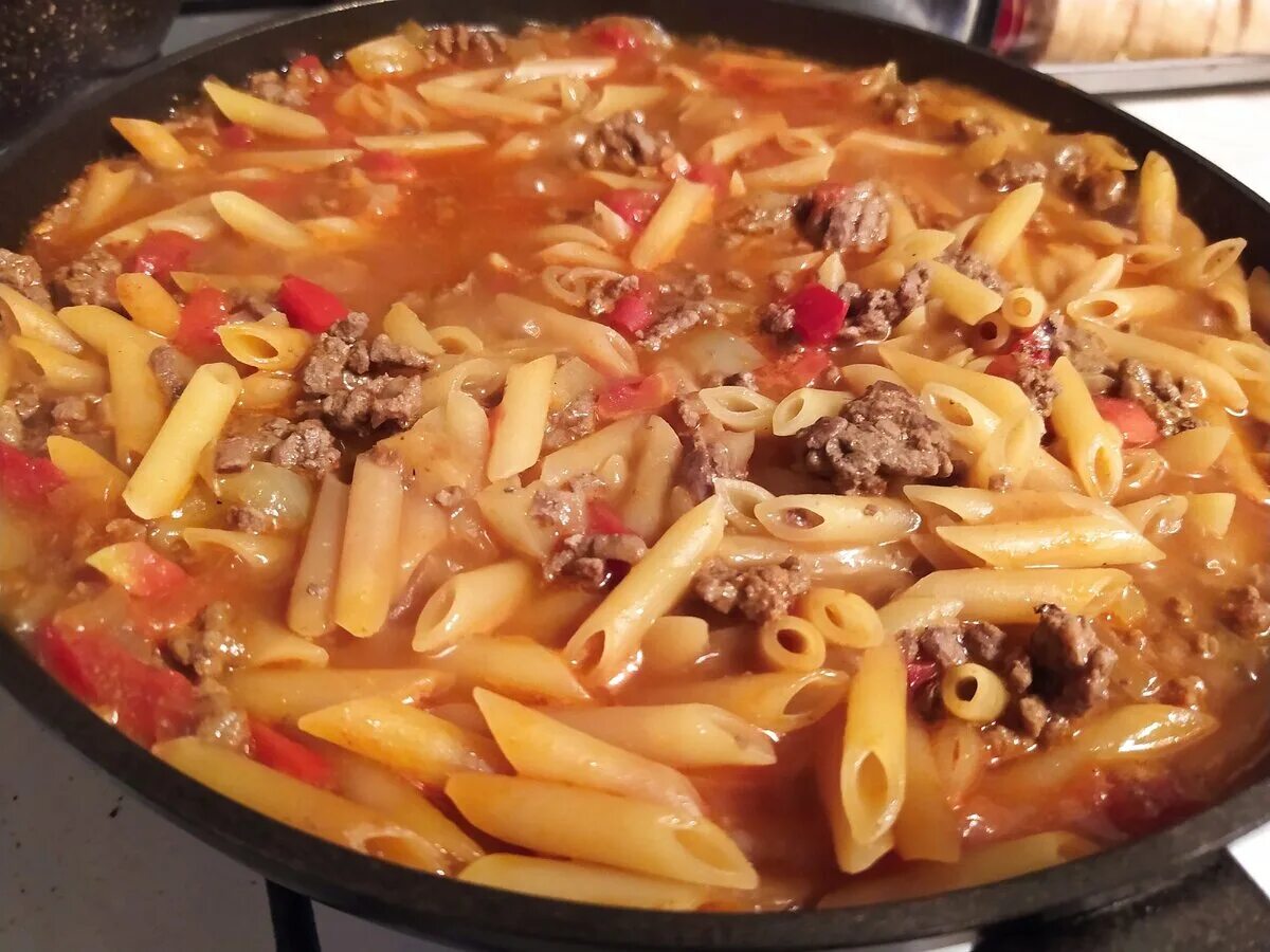 Макароны с фаршем на сковороде фото Вкусные макароны с фаршем, с томатами и перцем, и все только на одной сковороде 