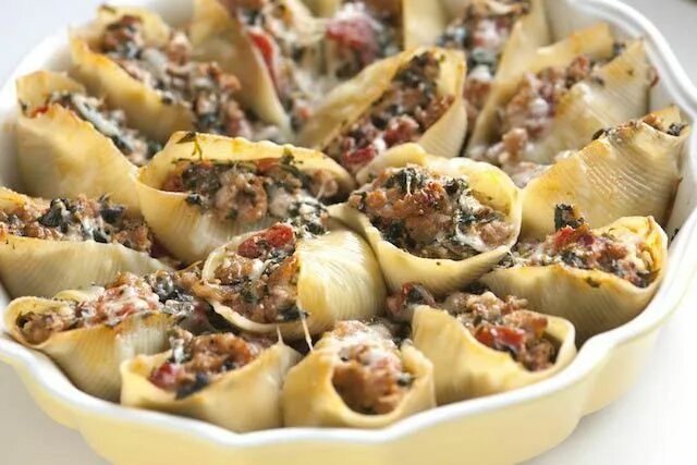 Макароны с фаршем в духовке фото Conchglioni ripieni con salsiccia al forno e spinaci Ricetta Ricette con spinaci