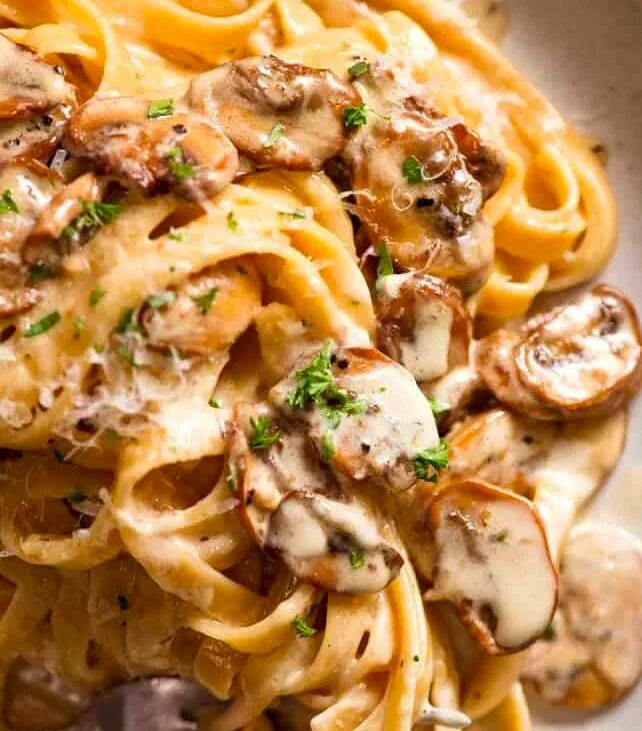 Макароны с грибами фото Creamy Mushroom Pasta Recipe Pasta dinner recipes, Dinner recipes, Easy pasta re