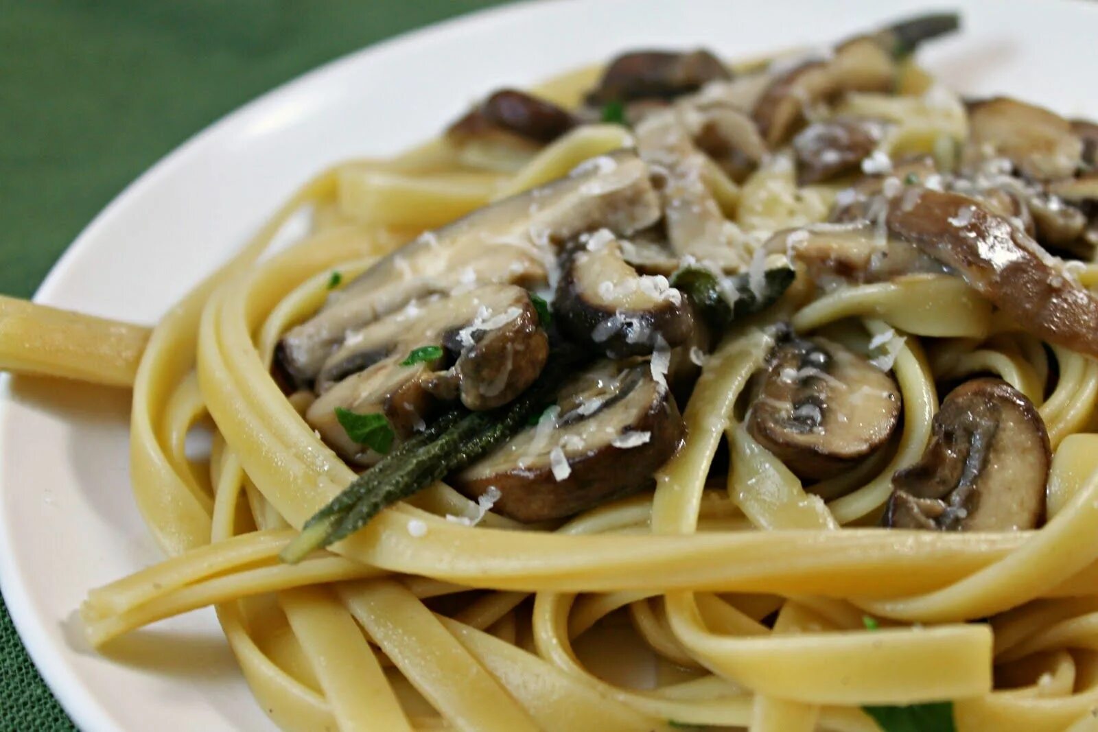 Макароны с грибами фото Pasta with Wild Mushroom Sauce Recipe Yumminess/Cravings Mushroom pasta, Pasta w