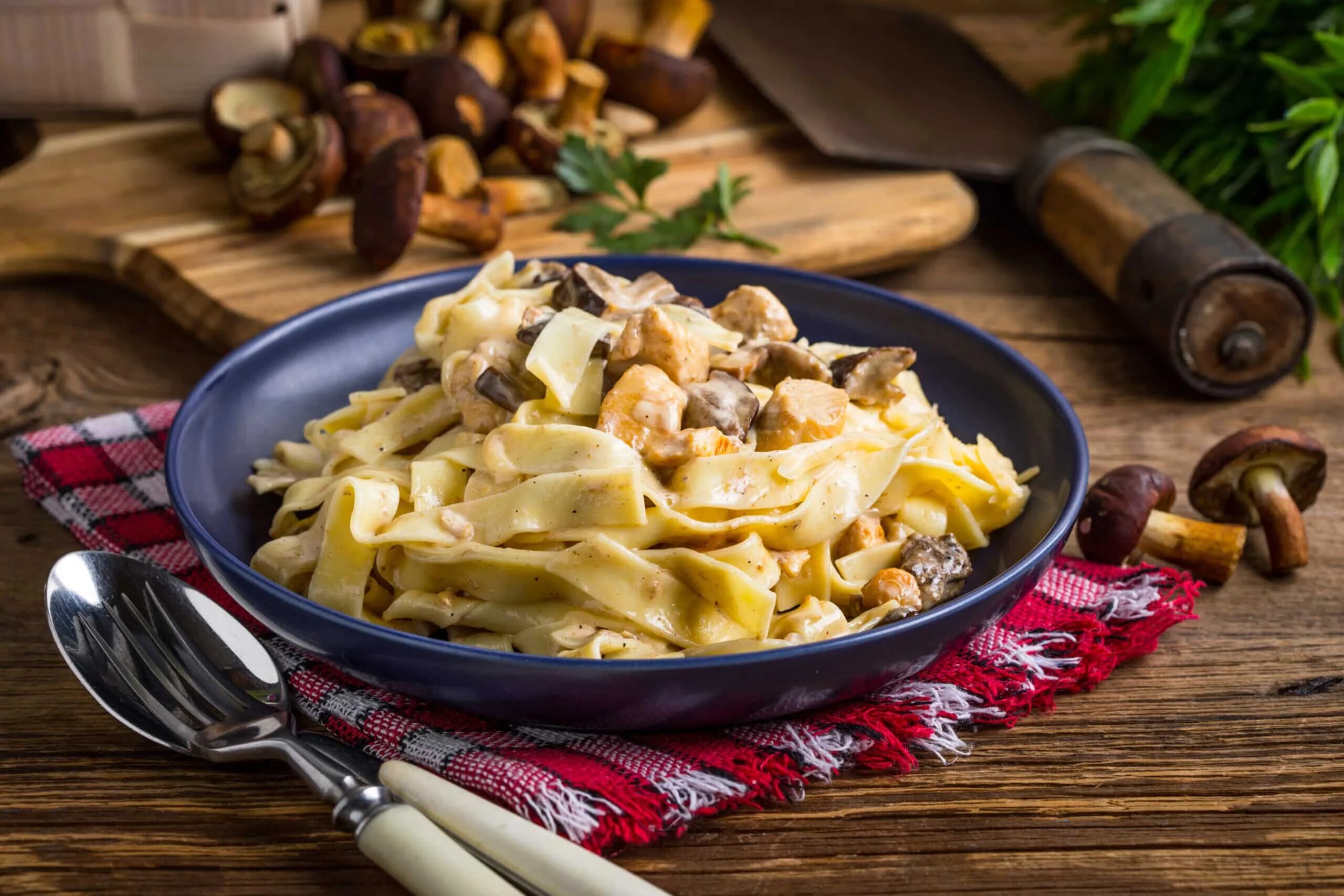 Макароны с грибами фото Паста с курицей и грибами KarFood: Нежное сочетание мяса и грибов!