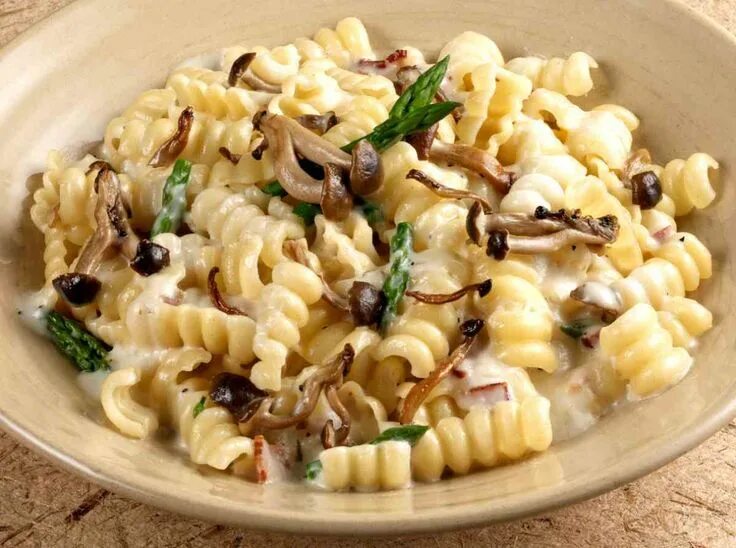 Макароны с грибами фото Fusilli con Funghi, Speck e Salsa al Brie: davvero magnifici. La ricetta sprint 