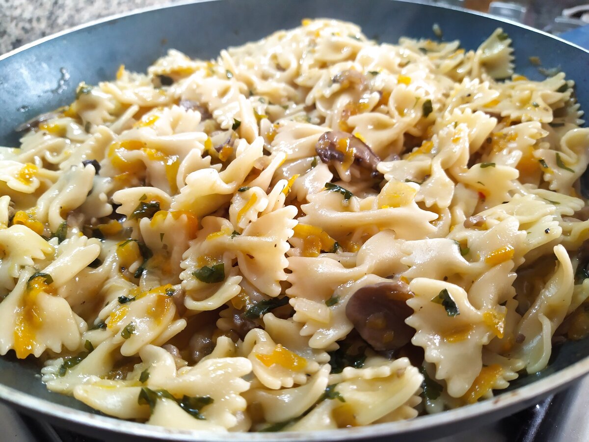 Макароны с грибами рецепты с фото Практично, недорого и вкусно - макароны с грибами на сковородке. Даже кастрюлю п