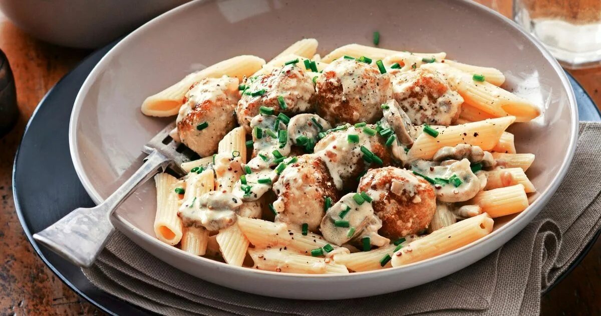 Макароны с курицей фото Chicken meatballs with creamy mustard sauce Recipe Creamy mustard sauce, Quick p