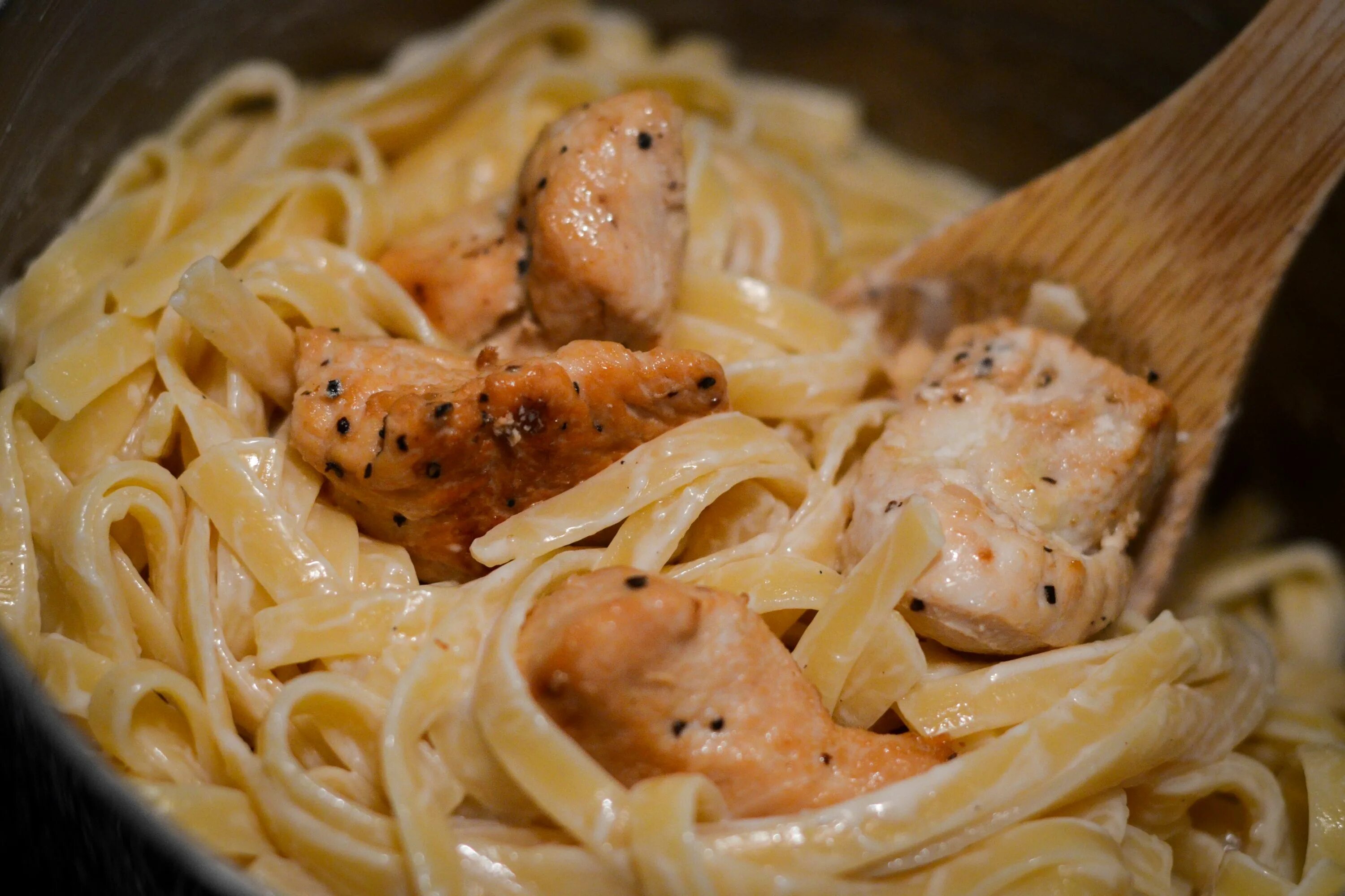Макароны с курицей фото How to Make Chicken Alfredo Using Jarred Alfredo Sauce Livestrong.com Chicken al