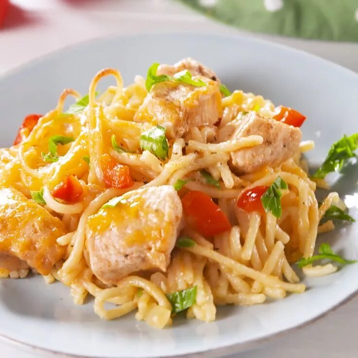 Макароны с курицей фото Cheesy Chicken Spaghetti Is The Comforting Dinner We'll Always Reach For Video R