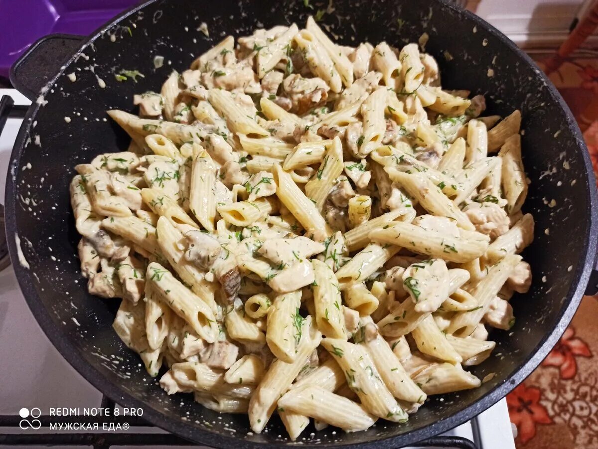 Макароны с курицей на сковороде фото Макароны в сливочно-сырном соусе с курицей и грибами. Мужская Еда Дзен