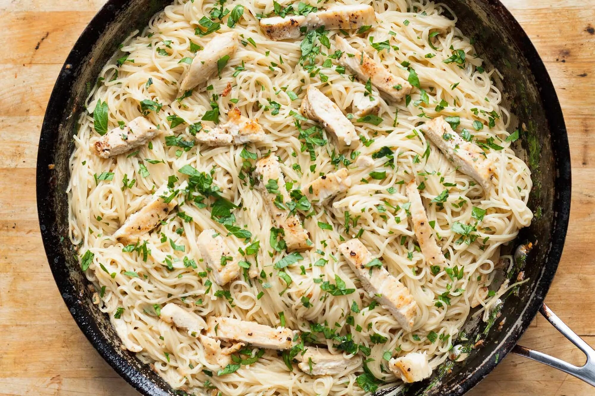Макароны с курицей на сковороде фото Enjoy the Creamiest Chicken Scampi with Angel Hair Pasta in Under 30 Minutes Rec
