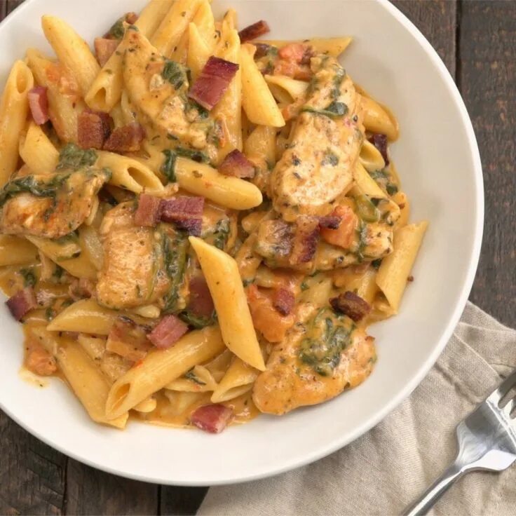 Макароны с курицей на сковороде фото Creamy Chicken Pasta (With Video) Recipe Creamy chicken pasta, Pasta dishes, Cre