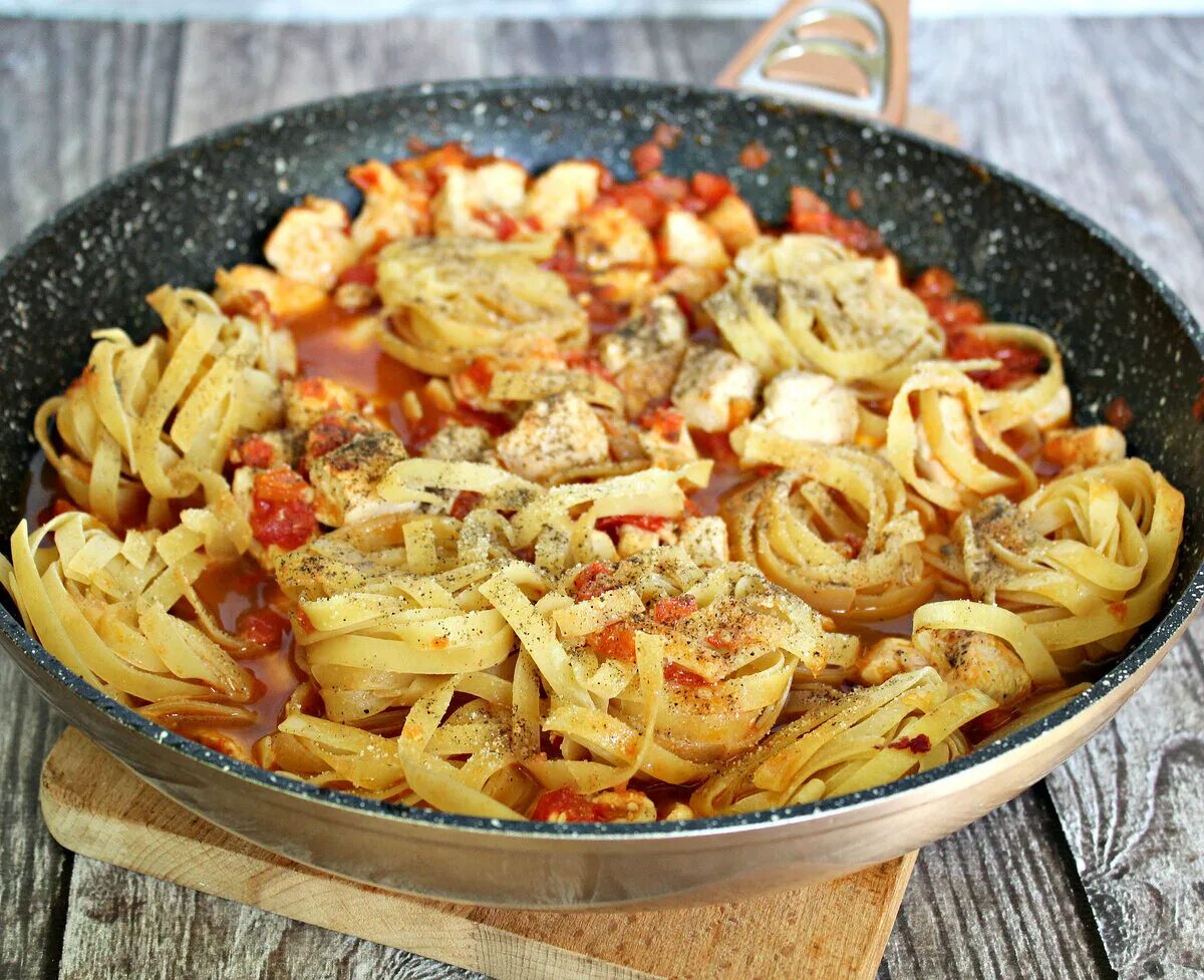 Макароны с курицей на сковороде фото Сытно, быстро и очень вкусно: "Макароны с курицей под сырным соусом". Ольга Дзен
