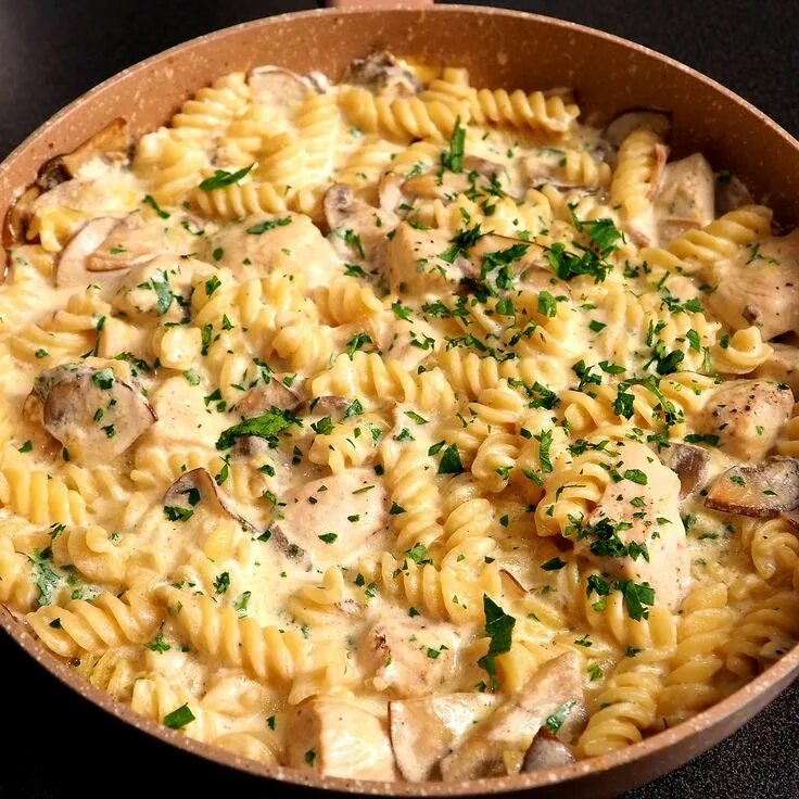 Макароны с курицей на сковороде фото Одна сковородка. Курица в сливочном соусе Еда, Куриные блюда, Макаронные блюда