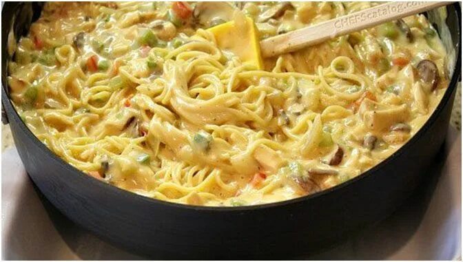 Макароны с курицей на сковороде фото Zutaten 500 GrammSpaghetti (trocken) 200 MilliliterSahne 200 GrammSchmelzkäse 20