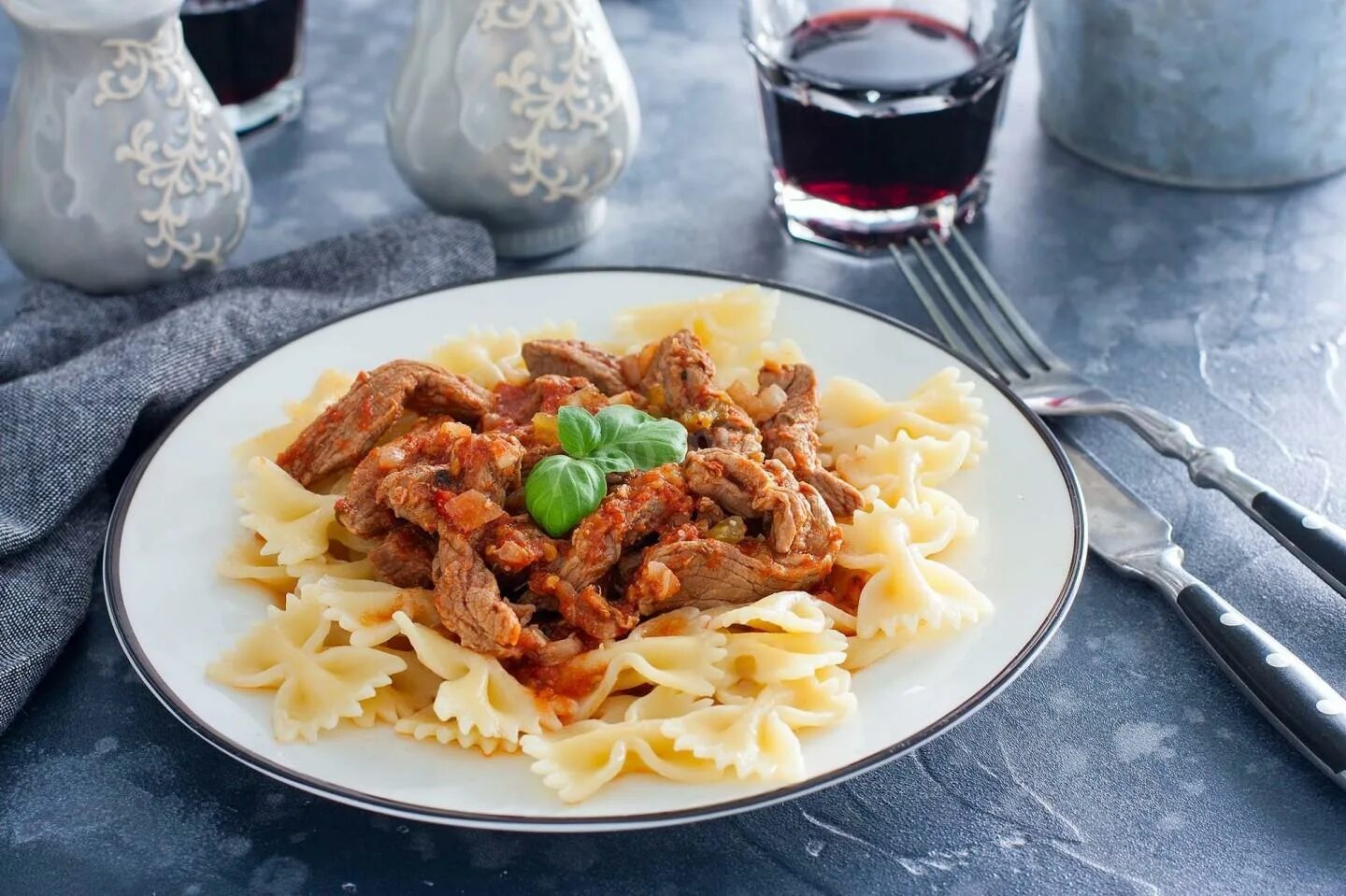 Макароны с мясом фото Говядина тушеная с помидорами - 61 рецепт - 1000.menu