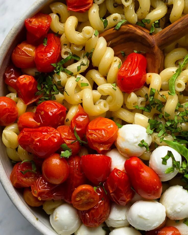 Макароны с овощами фото Quick Roasted Tomato Caprese Pasta Salad - Fork Knife Swoon Caprese pasta, Capre
