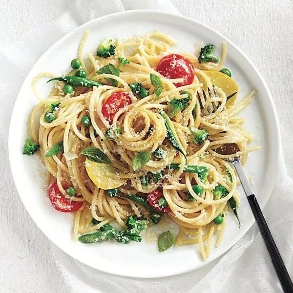 Макароны с овощами фото One-Pot Primavera Pasta - Chatelaine Recipe Spring pasta recipes, Chatelaine rec
