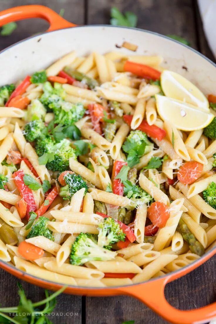 Макароны с овощами фото Penne Pasta Primavera Recipe Pasta primavera recipe, Penne pasta primavera, Past