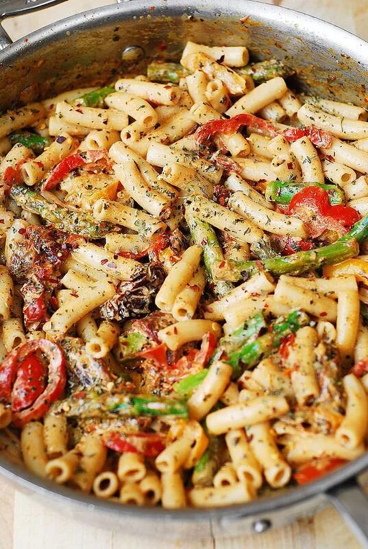 Макароны с овощами рецепты с фото Pasta, Bell Peppers, and Asparagus in a Creamy Sun-Dried Tomato Sauce Vegetarian
