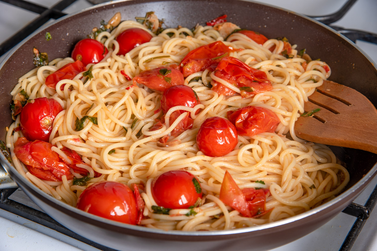 Макароны с помидорами с фото Макароны с помидорами и сыром на сковороде eCookie.ru