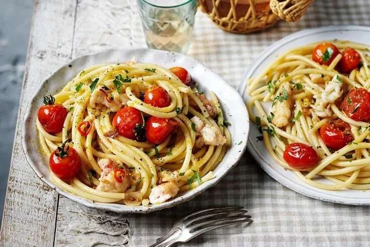 Макароны с помидорами с фото Bucatini con polpa di granchio e pomodorini (bucatini with crab, grape, tomatoes