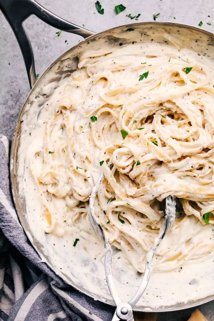 Макароны с соусом альфредо в школе фото This Asiago Garlic Alfredo Pasta Is Just Like Olive Garden’s Alfredo sauce recip