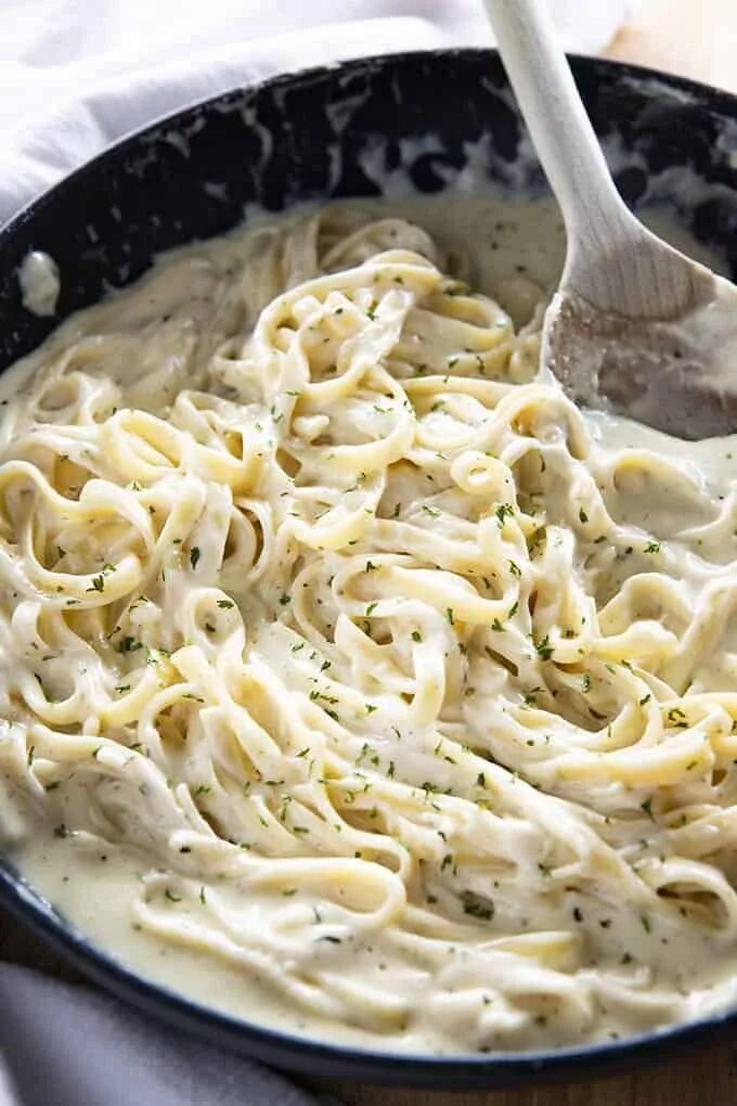 Макароны с соусом альфредо в школе фото Best Homemade Alfredo Sauce - The Salty Marshmallow Recipe Homemade alfredo sauc