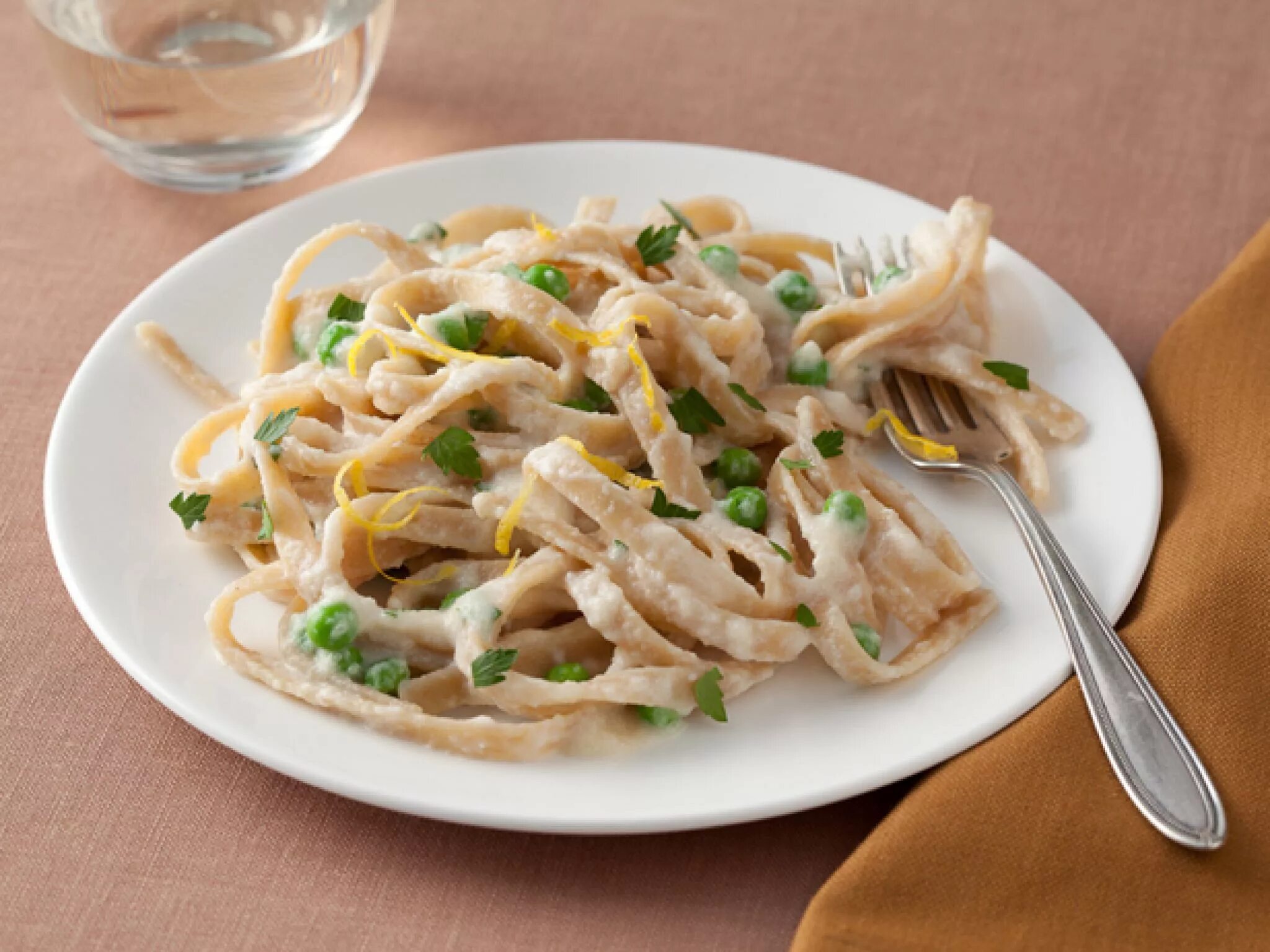 Макароны с соусом альфредо в школе фото Creamy Cauliflower Alfredo Recipe Food network recipes, Fettuccine alfredo recip