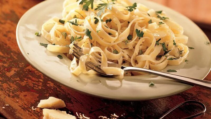 Макароны с соусом альфредо в школе фото Four-Cheese Fettuccine Recipe Fettuccine recipes, Pasta dinners, Fettuccine