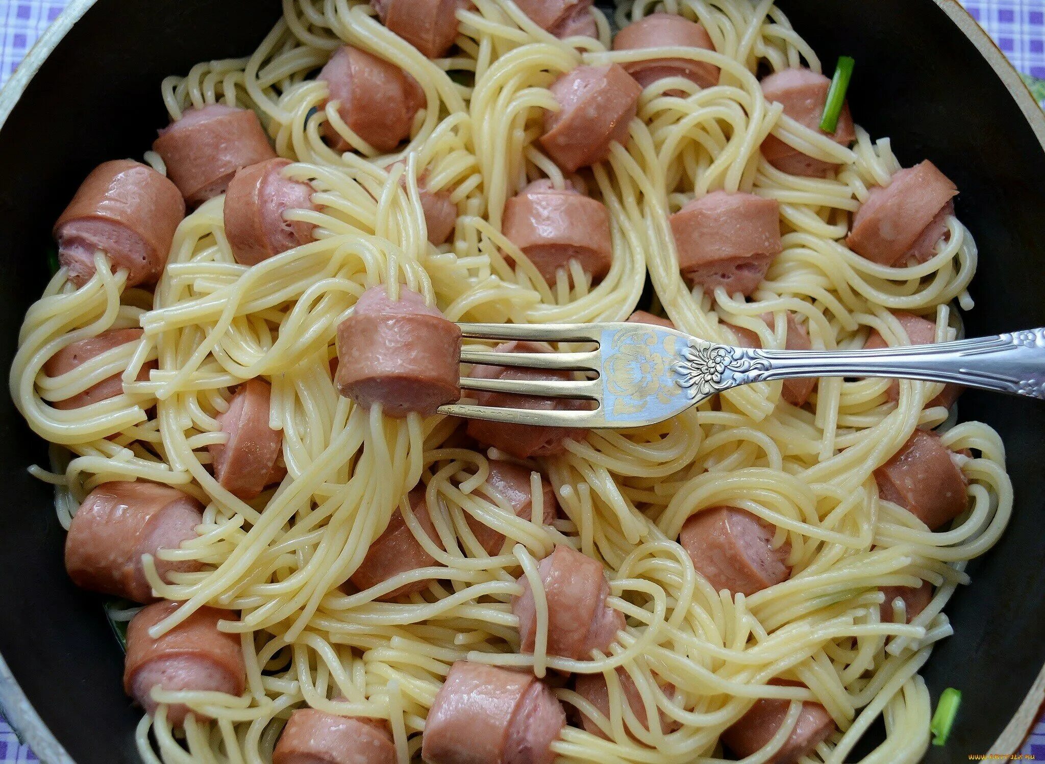 Макароны с сыром и колбасой фото Правда ли, что детей нельзя кормить сосисками и макаронами, и почему?" - Яндекс 