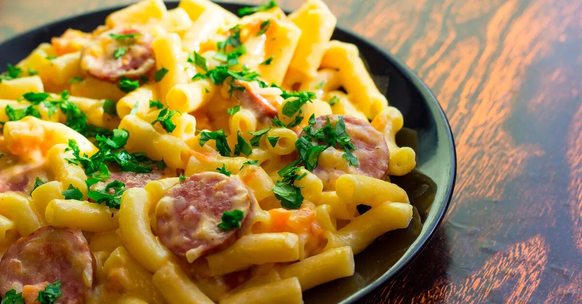 Макароны с сыром и колбасой фото Сливочные макароны с копченой колбасой и сыром Пикабу