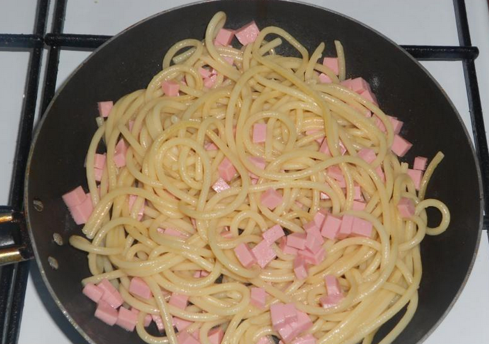 Макароны с сыром и колбасой фото Cпагетти с колбасой - пошаговый рецепт с фото на Повар.ру