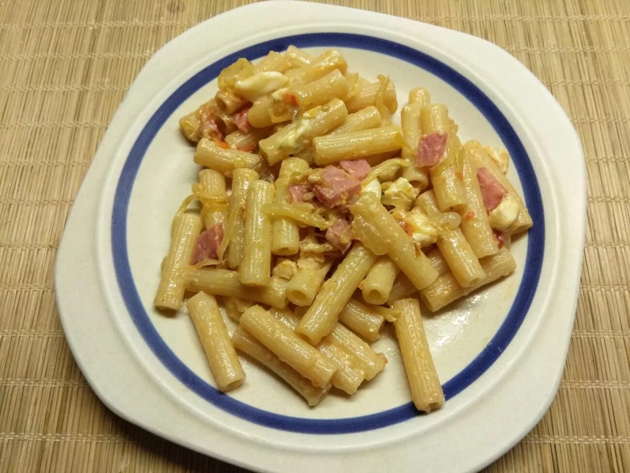 Макароны с сыром и колбасой фото Макароны с салями, голубым сыром и карамелизированным луком - рецепт приготовлен