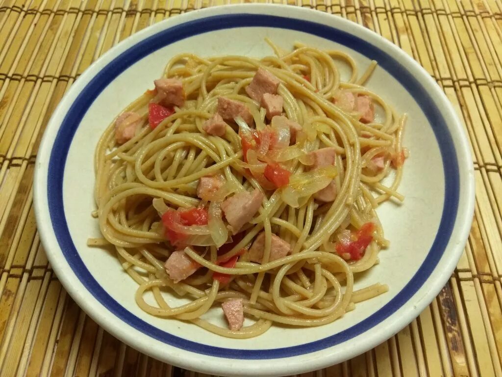 Макароны с сыром и колбасой фото Спагетти с варенной колбасой и помидорами - рецепт приготовления