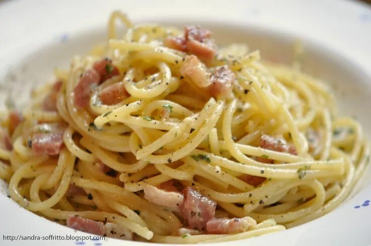 Макароны с сыром и колбасой фото soffritto: Spaghetti Carbonara Italian pasta dishes, Spaghetti carbonara, Italia