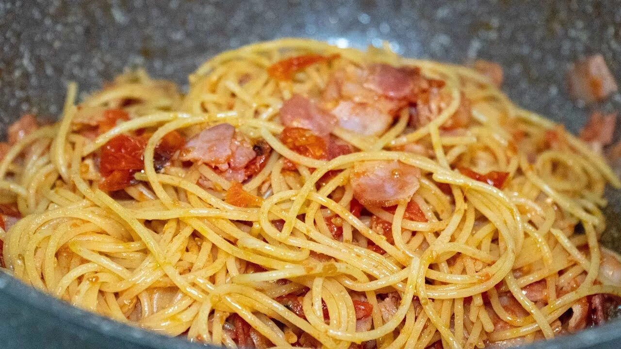 Макароны с сыром и помидорами фото Паста с помидорами и беконом, спагетти с запеченными томатами дома на сковороде 