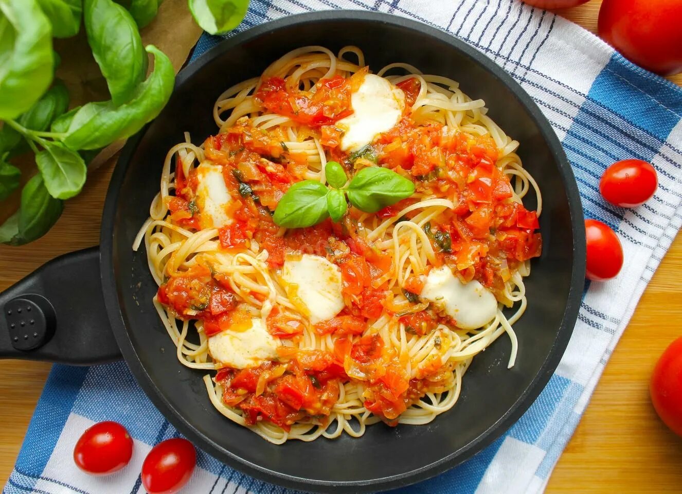 Макароны с сыром и помидорами фото Спагетти с сыром и помидорами рецепт фото пошагово и видео - 1000.menu
