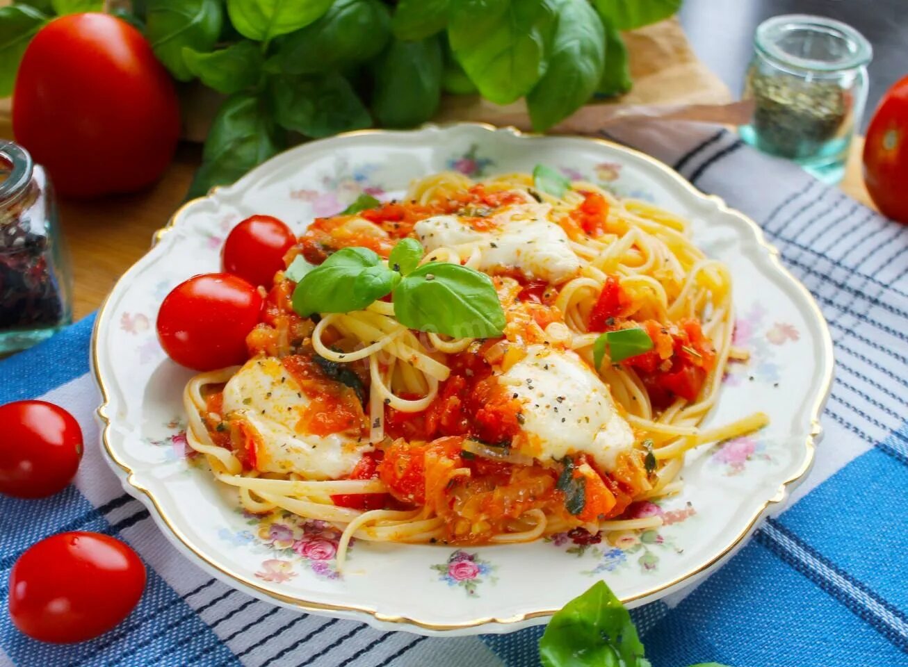 Макароны с сыром и помидорами фото Спагетти с сыром и помидорами - 12 рецептов - 1000.menu