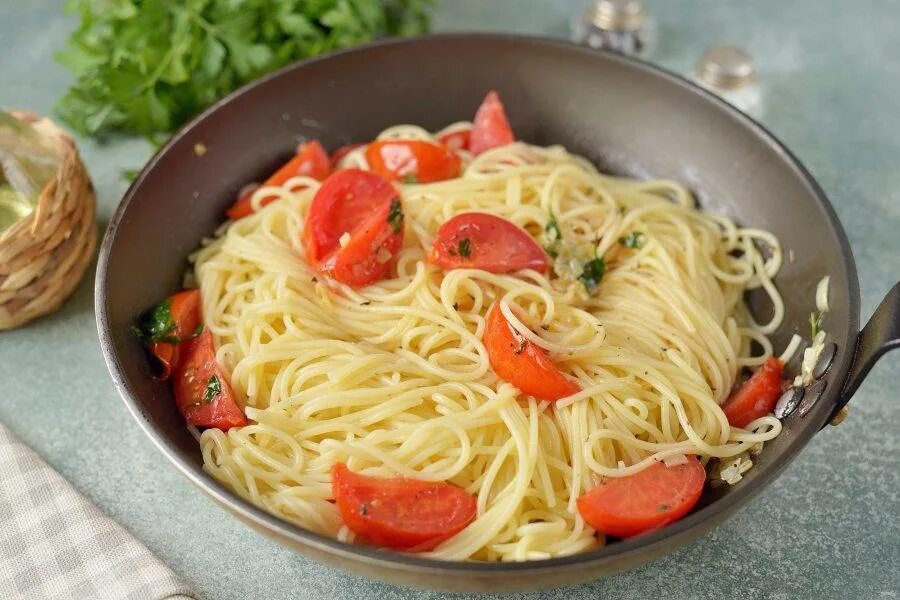Макароны с сыром и помидорами фото Спагетти с сыром фета и помидорами - пошаговый рецепт с фото на Повар.ру