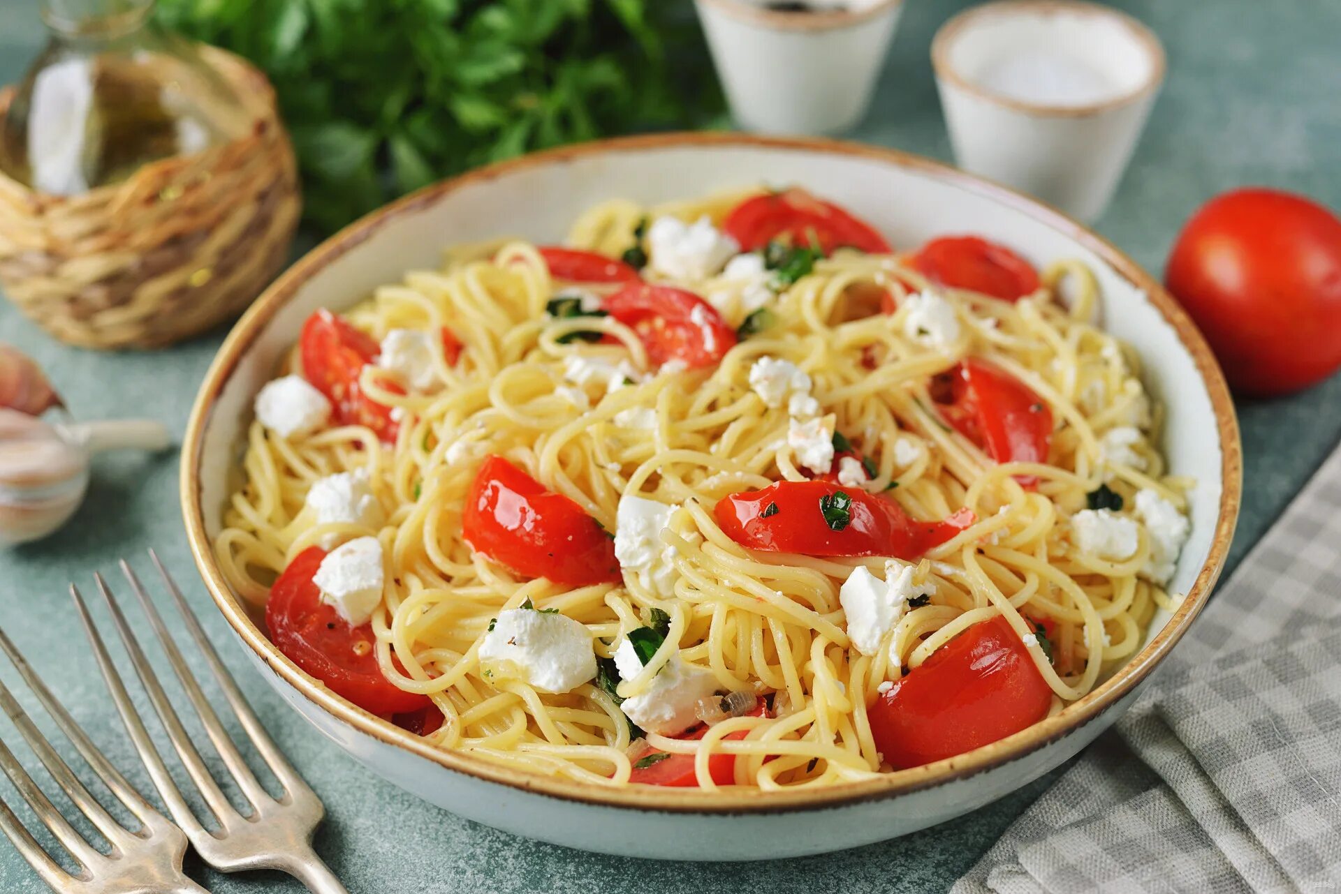 Макароны с сыром и помидорами фото Спагетти с сыром фета и помидорами - пошаговый рецепт с фото на Повар.ру