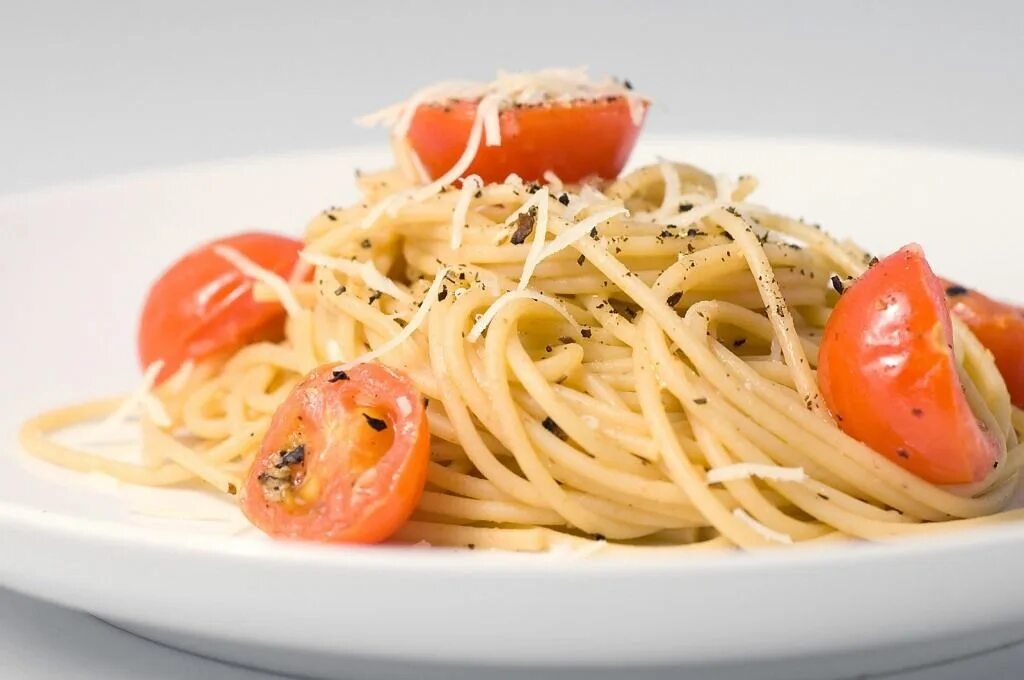 Макароны с сыром и помидорами фото Как готовить спагетти с помидорами и сыром Перец, Еда, Итальянские блюда