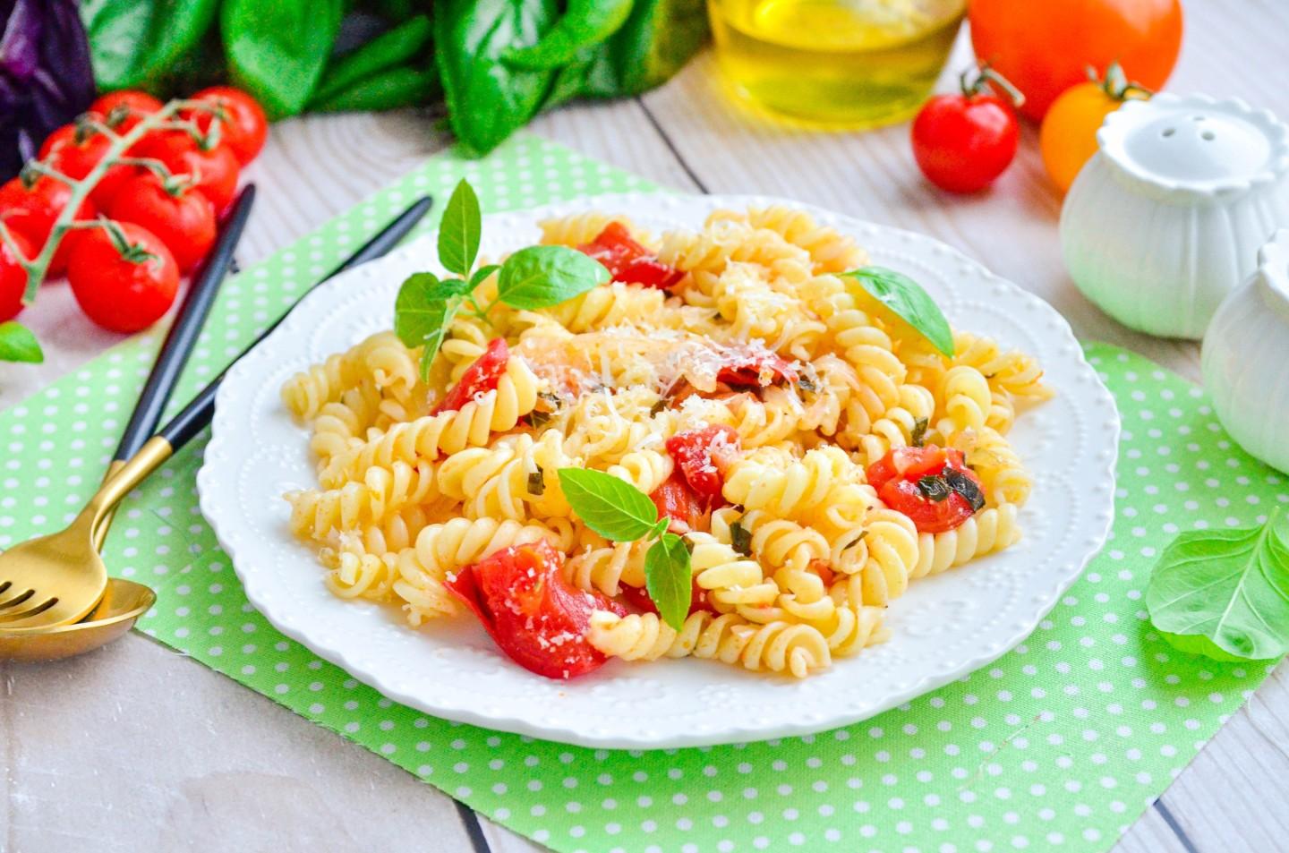 Макароны с сыром и помидорами фото Паста с сыром и помидорами рецепт фото пошагово и видео - 1000.menu
