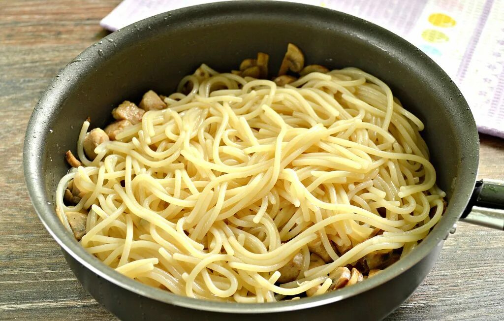 Макароны с сыром на сковороде фото Спагетти с курицей, грибами и сыром - рецепт приготовления