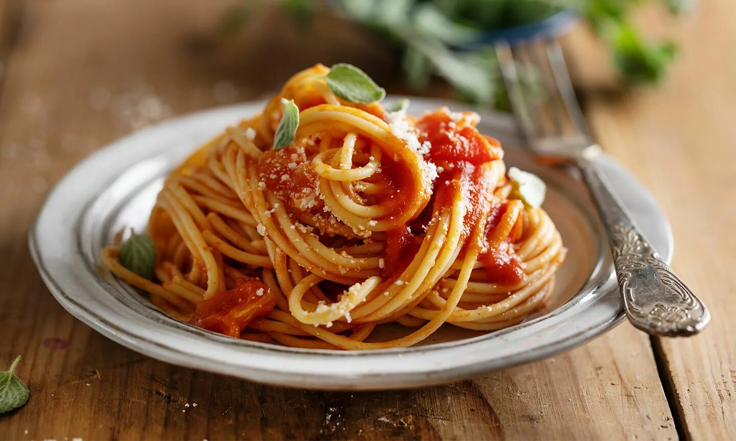 Макароны с томатным соусом фото Classic spaghetti with tomato sauce - Mazza Alimentari