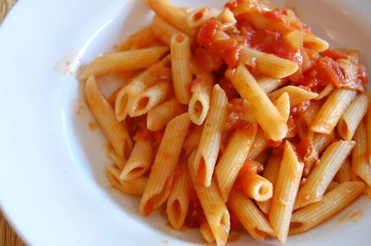 Макароны с томатным соусом фото Rome - Pasta with bacon, mushrooms, and tomato sauce Easy pasta recipes, Tiffin 