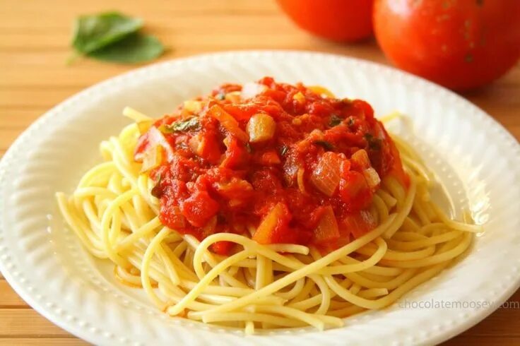 Макароны с томатным соусом фото Quick and Fresh Basil Tomato Sauce from www.chocolatemoosey.com Fresh basil reci