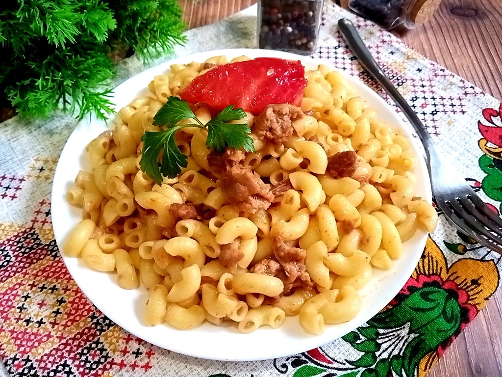 Макароны с тушенкой на сковороде фото Макароны по флотски на сковороде с тушенкой рецепт с фото пошагово - 1000.menu