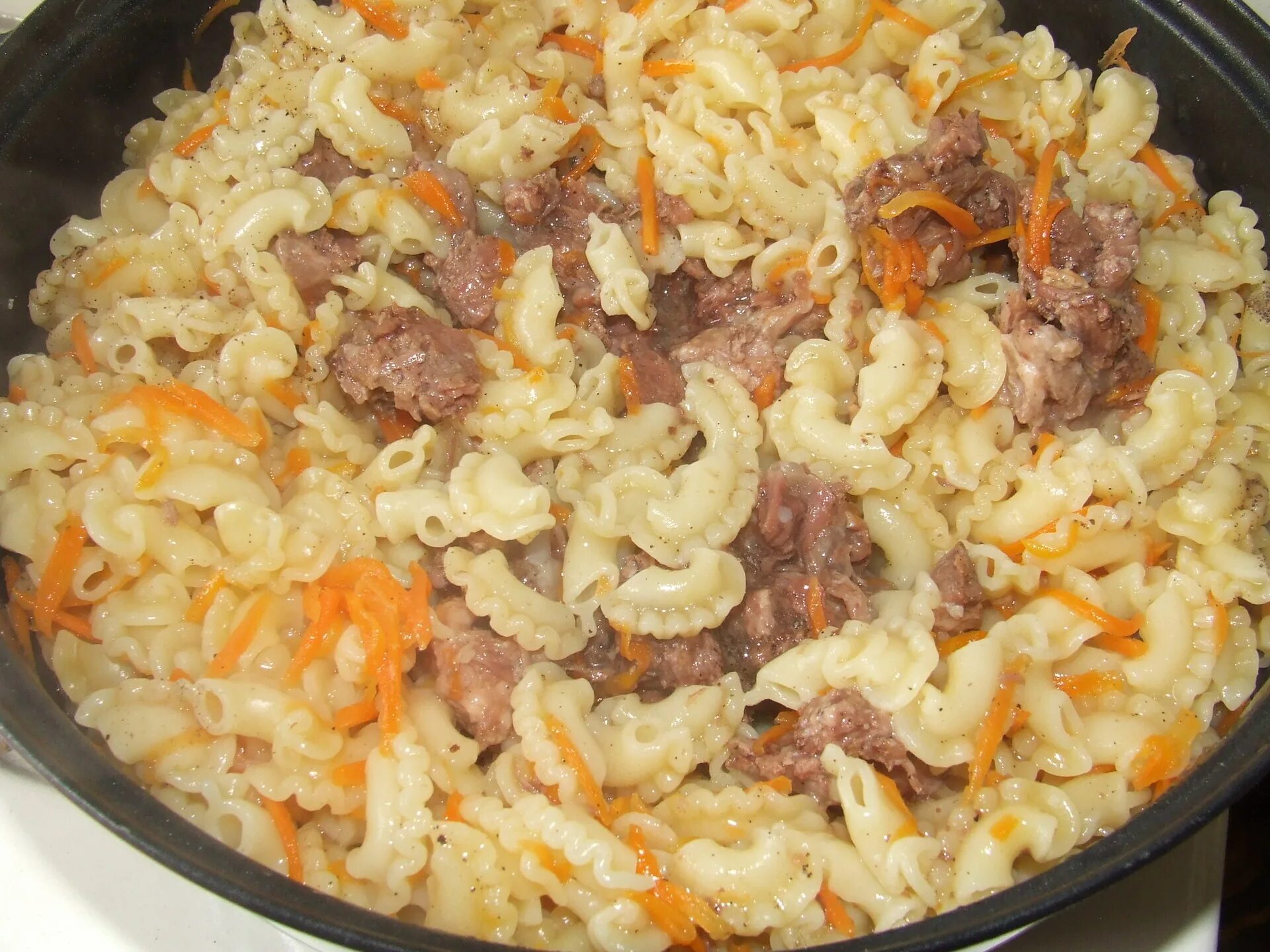 Макароны с тушенкой на сковороде фото Для дачи - макароны тушеные с тушенкой - пошаговый рецепт с фото (17928 просмотр